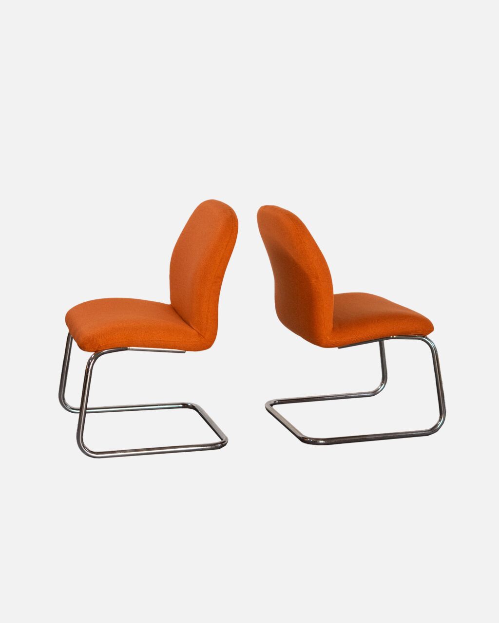 Pareja de butacas alemanas restauradas con tapizado nuevo y diseño cantilever