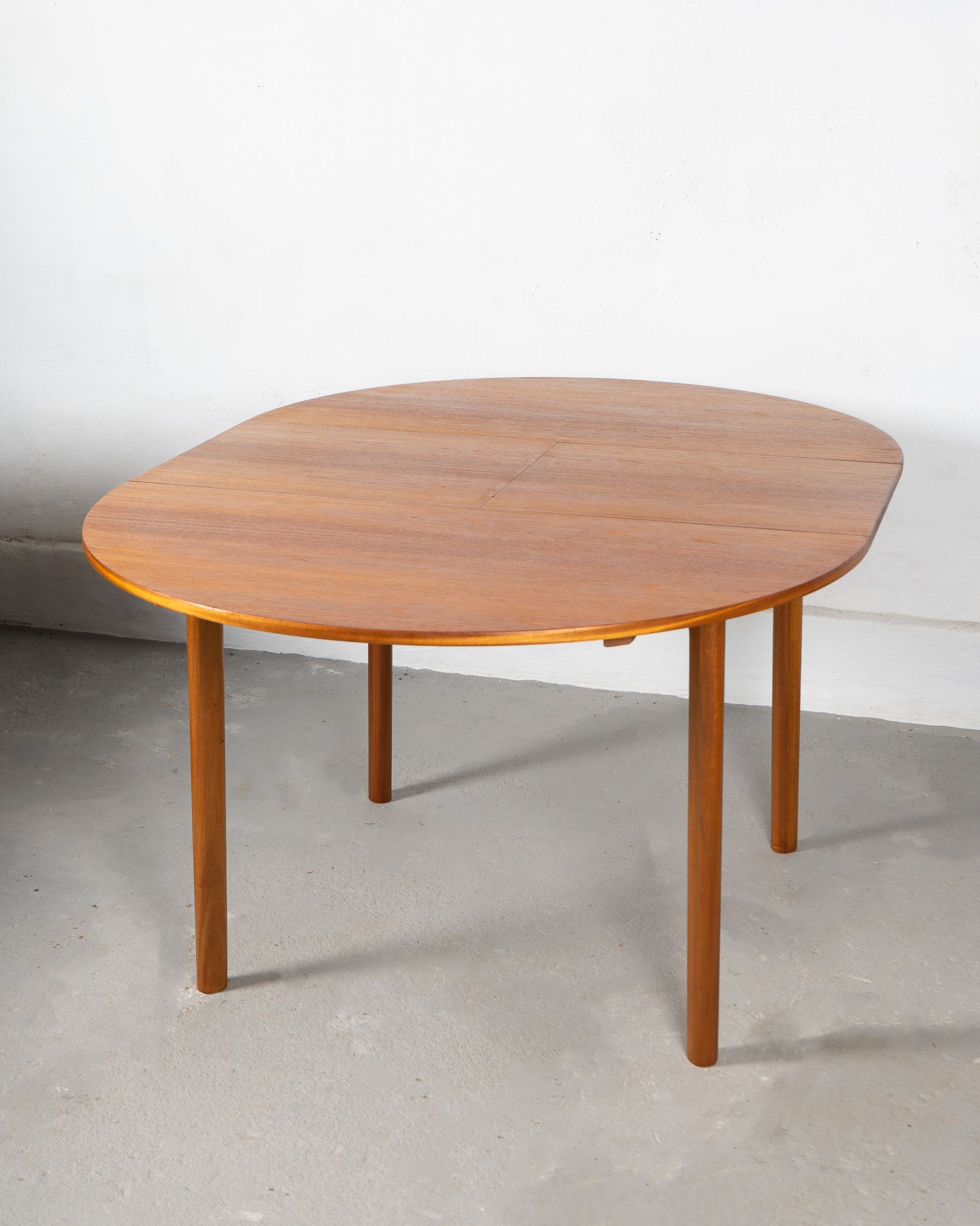 Mesa de comedor vintage redonda Eden de Tom Robertson para Mcintosh en madera de teca