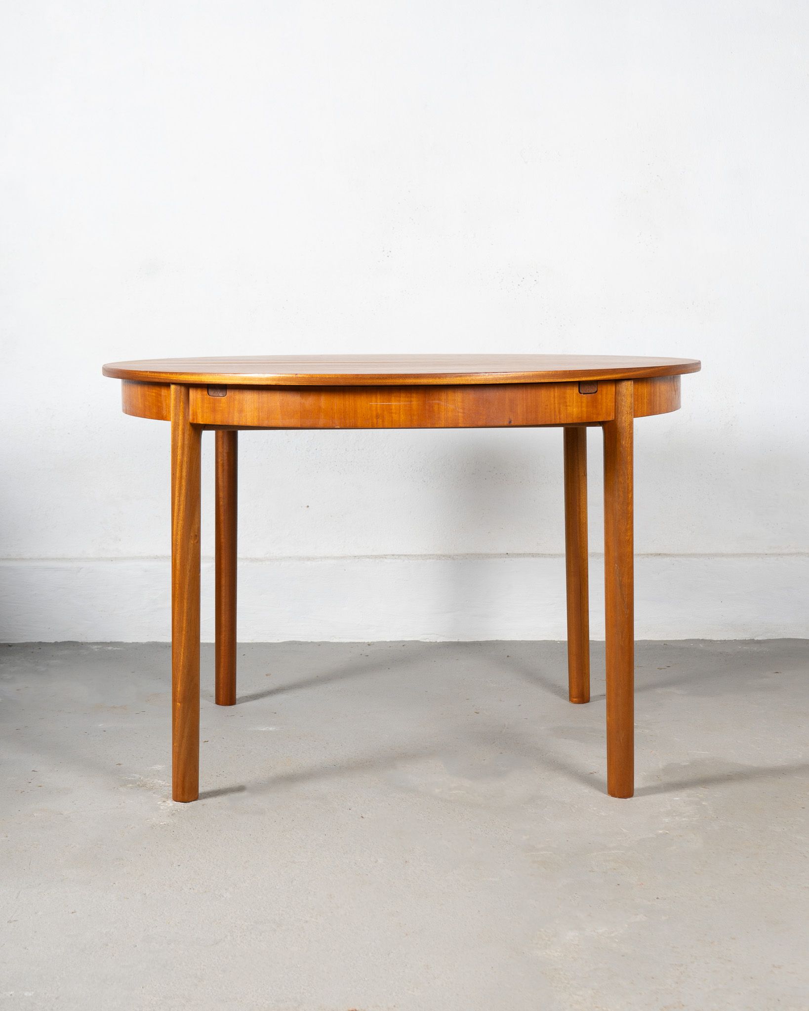 Mesa de comedor redonda Eden de Tom Robertson para Mcintosh en madera de teca