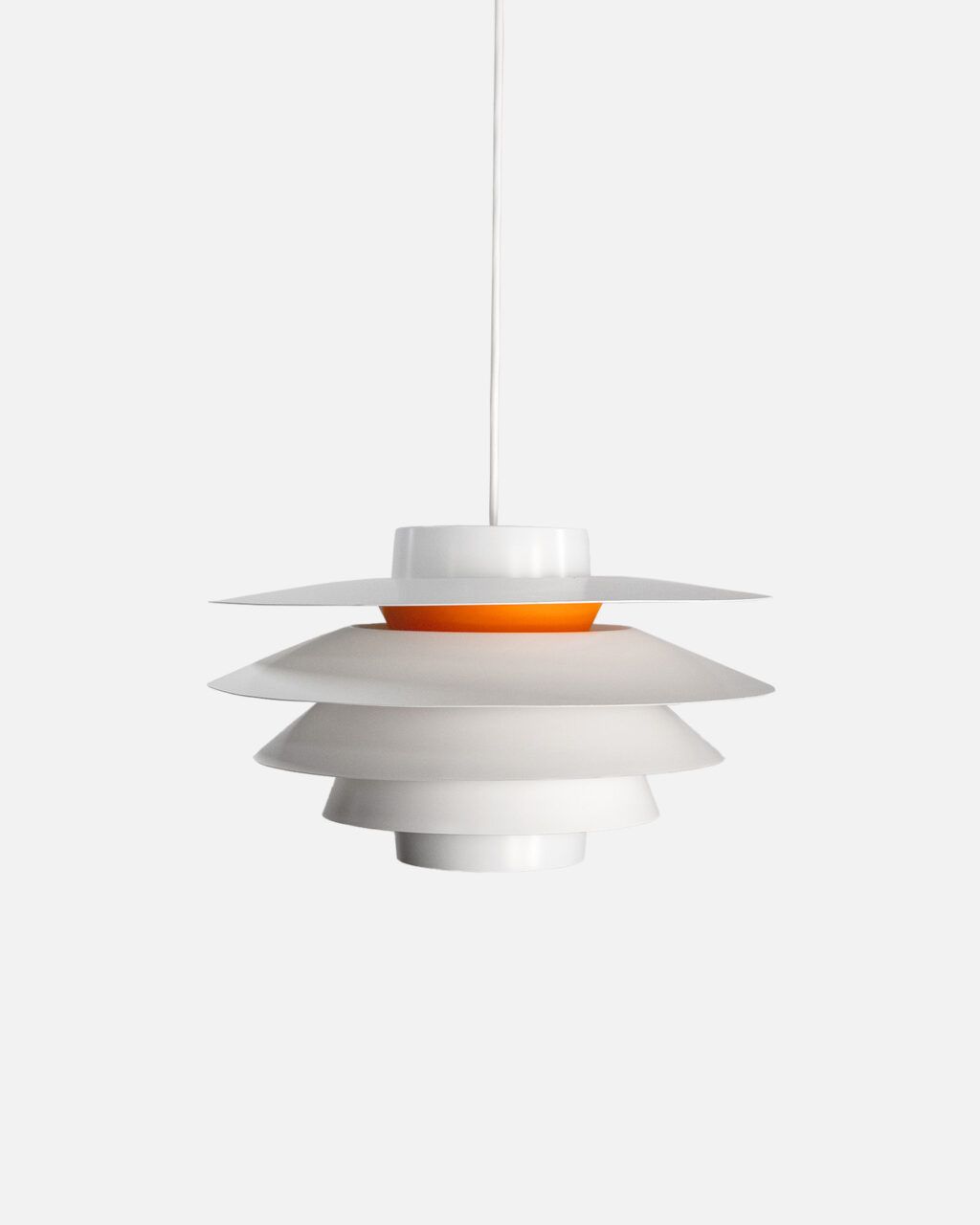 Lámpara Verona 400 de Nordisk Solar con detalle naranja